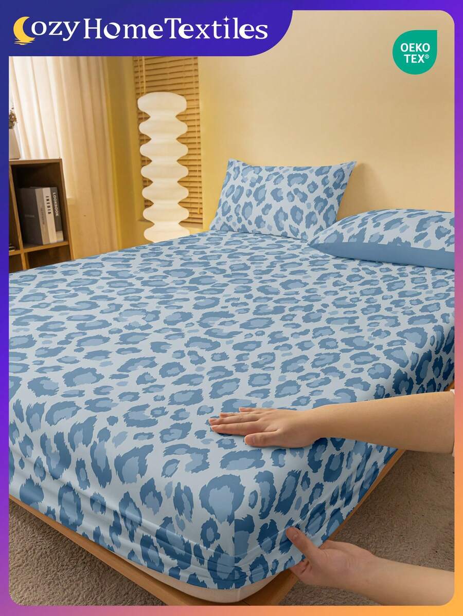 1件蓝色豹纹印花床笠，适用于9英寸至12英寸厚的床垫，柔软、防皱、透气舒适，适用于所有床型，包括单人床、双人床、大号双人床、特大号双人床和加州特大号双人床，可机洗。是居家和宿舍的理想之选，可用于卧室装饰、床上用品、豪华床上用品、女士礼物、加州特大号双人床床单，并通过Oeko-Tex认证。