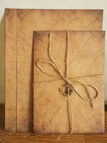 这款复古风格的仿牛皮纸信封套装，配有麻绳和金属装饰，包含10张A5手写情书、2个信封、2根绳子、2个装饰配件和4张信纸。它非常适合用作邀请函、情书和派对回礼，是送给爱人、朋友、家人和同学的理想礼物。 - 彩色 - 查看 4