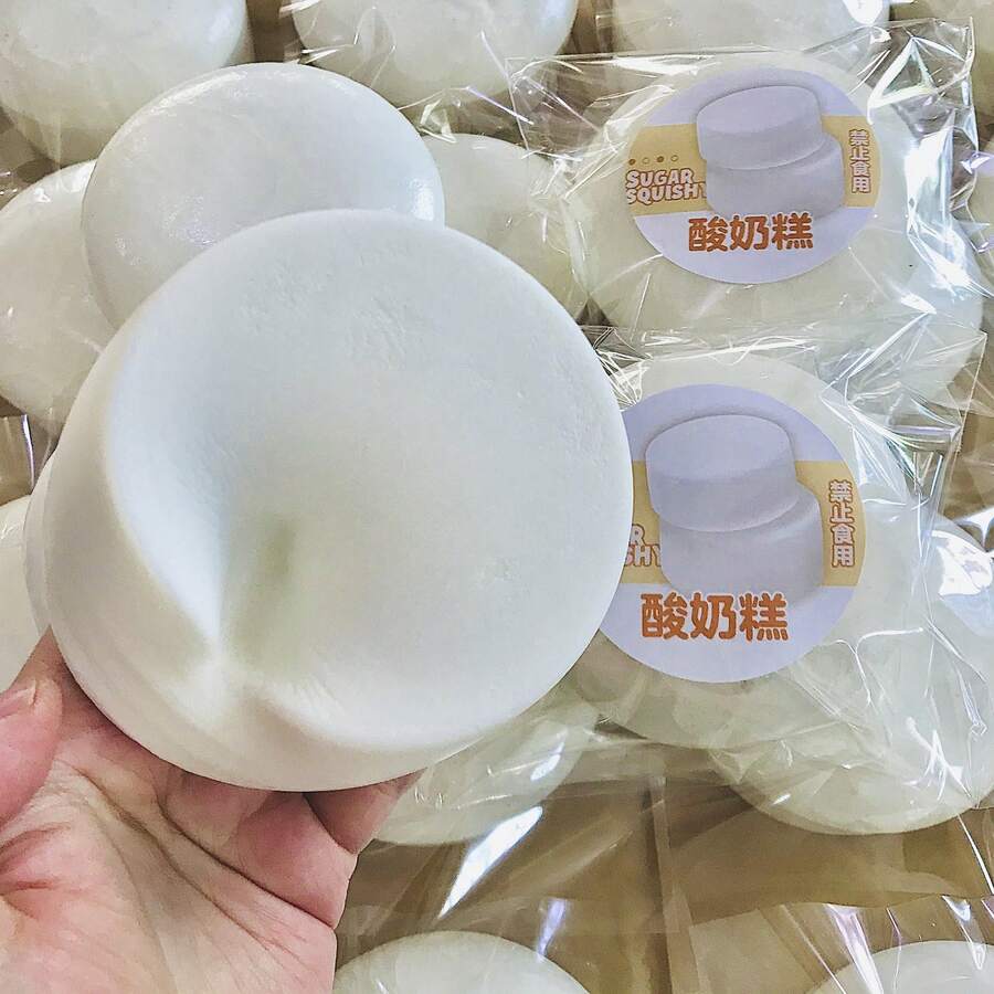 这款优质圆形酸奶蛋糕慢回弹挤压玩具，质地绵密柔软顺滑，完美还原酸奶蛋糕的圆形。其灵活的慢回弹设计，可随意揉捏按压，有效舒缓烦躁情绪，缓解日常压力。简约优雅的外观和细腻的触感，使其经久耐玩，既可作为简约的桌面摆件，每日舒缓身心，也是节日馈赠的贴心好礼。