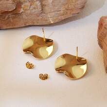 "Women's Gold Earrings With Sculptural Design – Modern Art In Metal Alloy" - AA - Xem 3