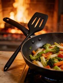 7/8件套硅胶厨房烹饪用具套装，包括中式锅铲、炒锅铲、汤勺、滤网、煎锅铲、意面铲、沙拉夹、蜂蜜勺，有红色和黑色可选。 - 黑色 - 查看 12