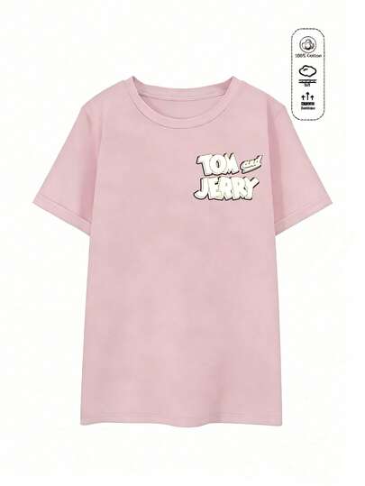 Elourie SHEIN X Tom & Jerry Szybowanie dla Sera: Słodki i Uroczy Damski Uniwersalny T-shirt Wiosna/Lato, Jasnoróżowy, Swobodny, Krótki Rękaw. Noś sceny na rękawie. Przód: Delikatny, różowy kolor podkreśla minimalistyczne logo, nadając mu uroczy charakter. Tył: Przedstawia postać pilotującą paralotnię i inną postać unoszącą telefon, by złapać ser, a wszystko to w połączeniu z hasłem "SAY CHEESE". Idealne połączenie fantazji i codziennego humoru, spodoba się fanom stonowanych, retro stylów. Tworzy relaksującą, kojącą atmosferę do noszenia na co dzień.