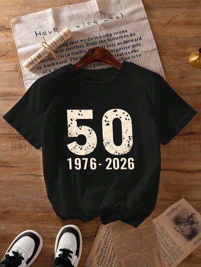 大码女装日常款，这是一款纪念款，为纪念一位出生于1976年、将于2026年迎来50岁生日的女士而特别准备。圆领短袖休闲春夏秋季大码T恤，适合情人节/返校季等场合，也适合夏季穿着，是夏季穿搭、夏季服装、夏季度假装扮、夏季上衣等场合的理想之选。