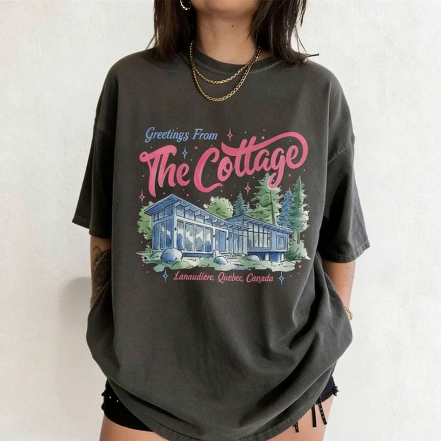Heated Rivalry The Cottage Shirt, Greetings From The Cottage Tee, Romance Hockey T Shirt, Booktok Hockey Fan Gift, - màu đen - Xem 1