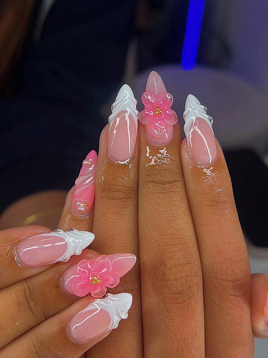 24片杏仁形3D凝胶美甲贴纸，轻松升级你的美甲造型！这款美甲贴纸套装包含花卉美甲设计、法式美甲贴片以及带有珍珠的中号金属十字架装饰，完美贴合亚克力指甲。套装包含：1片果冻凝胶和1把指甲锉。这款法式杏仁形美甲贴纸适合女性日常工作、节日派对及其他场合佩戴。 - 粉色 - 查看 1