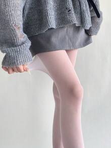 一双女士闪亮极光玫瑰红丝袜/连裤袜，色彩鲜艳性感，轻薄防勾丝，透明亮泽，可作打底裤穿着。耐穿且高度透明，修饰腿部线条，适合日常穿着、约会、外出以及作为夏季打底裤。 - 彩色 - 查看 4