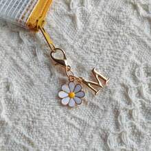 雏菊字母吊坠钥匙扣 | 男女皆宜的耐用礼物 - 送给爸爸、妈妈、老师、朋友的理想之选 - 锌合金材质，龙虾扣，完美适用于毕业典礼、婚礼、生日派对、友谊日等场合 - 彩色 - 查看 15