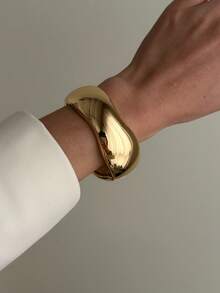 1pc Asymmetrical Wide Gold-Tone Alloy Bracelet, Suitable For Women's Daily Commute, Gathering With Friends, Romantic Festivals, Street Snapshots, Fashion Shows (The Texture And Color Of The Bracelet May Differ From The Actual Product) - Gold - View 9