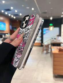 Diseño urbano con grafiti rosa. Esta elegante funda es compatible con los modelos  17, 16, 15, 14 Pro Max, 13, 12, 11, XR y XS Plus. Fabricada en silicona TPU, ofrece protección contra golpes y caídas, además de una sensación superior. Es un regalo ideal para familiares, amigos y seres queridos, y la opción perfecta para San Valentín.fundas para ,fundas,accesorios para celular,fundas para celular,fundas para  13,funda  13,funda  16,funda  17 pro max,funda  15,fundas para  16,fundas  11,fundas - Negro - Ver 6