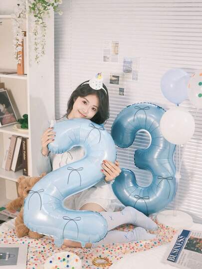 1个40英寸蓝色数字铝箔气球和5个黑色丝带蝴蝶结，适用于生日派对、周年纪念、派对装饰、拍照、公主生日、情人节、家庭生日派对、迎婴派对、单身派对装饰、网红户外拍照装饰，优雅梦幻的生日气球，可爱生日装饰（蓝色生日主题，适合0-9岁儿童），主题生日、新年、圣诞节等场合。
