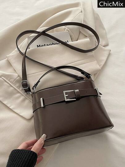 纯色新款五金搭扣装饰个性手提包，经典百搭迷你翻盖方形女士斜挎包，适合购物、装钱包、年轻女性、大学生、职场新人及白领人士。也非常适合办公室、大学、工作、商务、通勤、户外活动、旅行和郊游等场合。