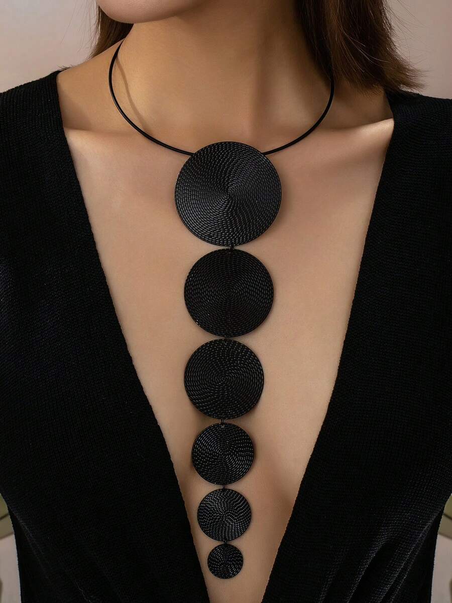 1pc Minimalist Dark Ombre Circular Pendant Necklace, Suitable For Women's Daily Wear, Personalized Styling, Luxury Party And Other Occasions - Black - View 1