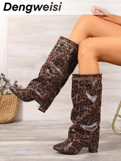 驼色豹纹不对称靴筒短靴，饰有绑带，粗跟，圆头，优雅百搭的波西米亚风格，适合度假、晚宴和日常通勤。