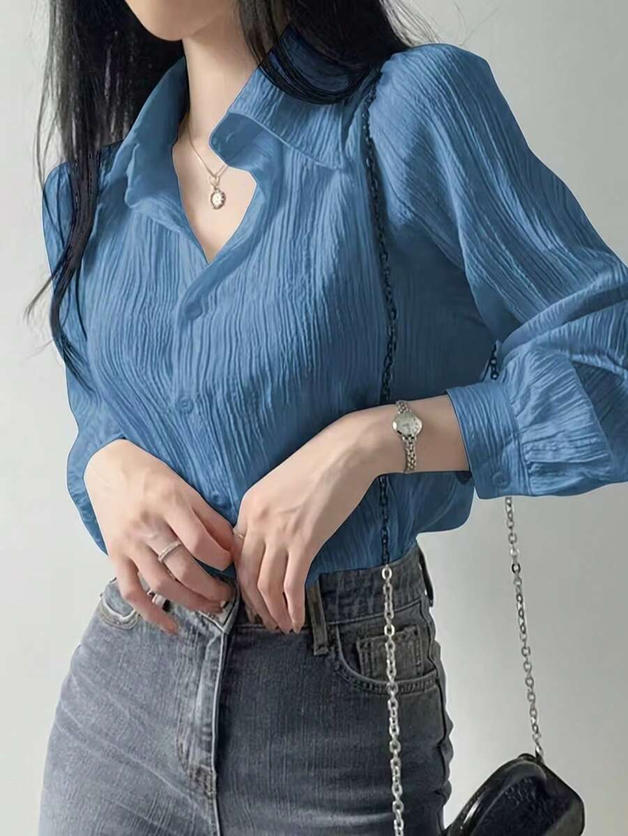 女士休闲蓝色褶裥纽扣衬衫 - 经典领长袖上衣，肩部结构设计，纯色百搭款式，适合办公和休闲场合，四季皆宜，面料舒适，前襟纽扣开合，纹理纯色春季款