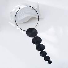 1pc Minimalist Dark Ombre Circular Pendant Necklace, Suitable For Women's Daily Wear, Personalized Styling, Luxury Party And Other Occasions - Black - View 3