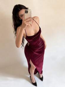 HOMEYEE فستان طويل للنساء باللون البرغندي، فستان كوكتيل ضيق الظهر مثير بربطة خلفية، فستان مخمل بحمالات رفيعة غير متماثل - عنابي اللون - مشاهدة 5