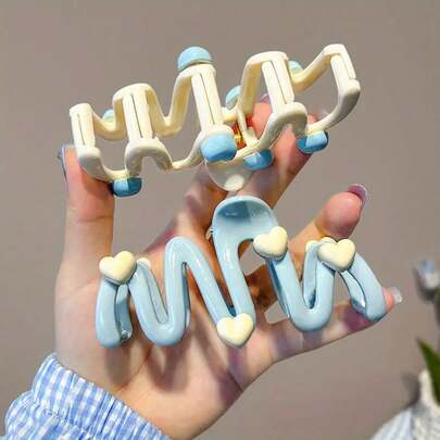 The Solid Blue Elegant And Simple Heart-Shaped Wavy Large Scratch-Clip For Ladies Is Suitable For Daily Hair Styling. It Has A Sweet Style And Is The Best Gift To Wear During Graduation Season