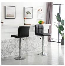 HappyWare Set de 2 Bancos Altos para Barra Giratorios 360° con Respaldo Acolchonado y Altura Ajustable. Diseño moderno y minimalista ideal para cocina, barra o desayunador. Ajuste de altura por sistema hidráulico (aprox. 95 – 115 cm). Respaldo acolchonado para mayor comodidad y mejor postura + reposapiés metálico integrado. Asiento cómodo con tapizado acolchado de fácil limpieza. Estructura resistente con base amplia de metal cromado que brinda estabilidad y durabilidad. Bancos altos giratorios ideales para barras, islas de cocina, desayunadores, bares en casa o restaurantes. Soportan hasta 120 kg por banco. Fáciles de armar y de estilo contemporáneo que combina con cualquier espacio. - Negro - Ver 4