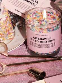 1个大号马克杯，生日快乐！祝您生日快乐，并祝您在新的一年里拥有更多美好的回忆。愿您的生日如同这支可爱的磨砂蜡烛般甜蜜，愿新的一年充满乐趣、冒险和值得分享的精彩瞬间。生日快乐！适用于所有生日庆祝活动！罐装蜡烛、蜡烛、礼物、家居装饰、生日装饰、生日蜡烛、装饰品。