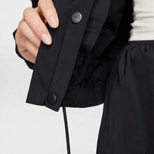 Nike 女士 AS W NSW OS 教练 JKT MOD 梭织夹克（无帽）IF0213-010 - 黑色 - 查看 5