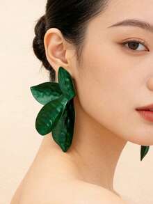 Đôi bông tai hình cánh hoa màu xanh lá cây theo phong cách rừng, với thiết kế độc đáo, sang trọng và đậm chất nghỉ dưỡng. Chúng có hình lá xanh, những cánh hoa ba chiều được cách điệu, là phụ kiện tạo nên bầu không khí hoàn hảo cho những bức ảnh bên bờ biển. - màu xanh lá - Xem 1
