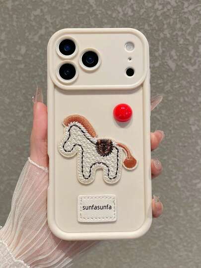 优质纯白色手机壳，甜美可爱风格 | 配有针织小马和绒球装饰 | 新年氛围防指纹日常通勤必备，兼容 17/17 Pro/17 Pro Max/17 Air、16/15/14/13/12/11/Pro/Pro Max/Plus、S20-S25/FE/Ultra、Redmi 系列 | 可爱蝴蝶结和小爱心装饰