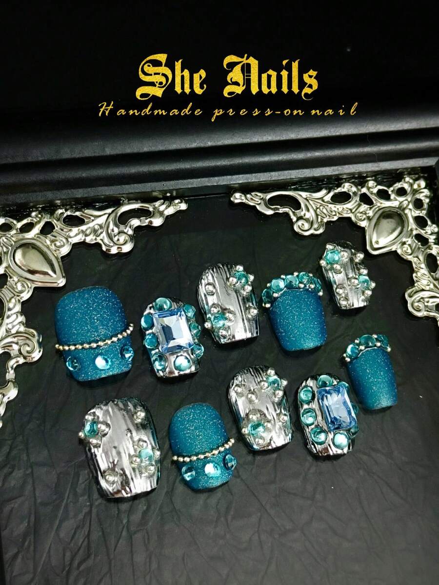 10片复古宫廷风美甲贴纸套装，包含红色、浅蓝色、白色、棕色、金色和闪光款式，饰有3D手工海星、贝壳装饰、波浪纹、3D立体花卉雕刻和银链元素，适合派对妆容和日常佩戴。套装包含免费美甲凝胶贴纸和指甲锉。美甲用品