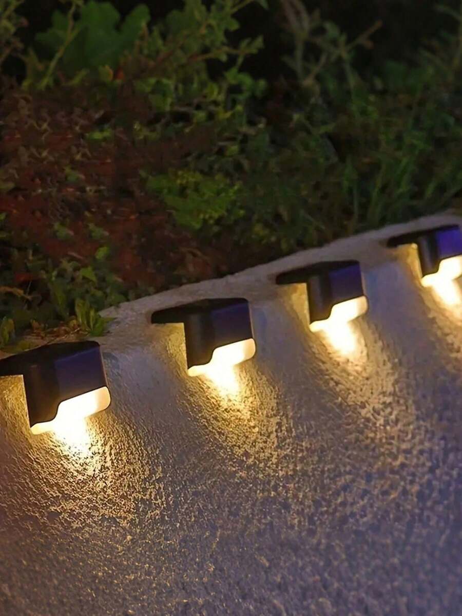 4个太阳能灯塔造型灯 - 暖白光，防水户外花园小径楼梯围栏夜灯