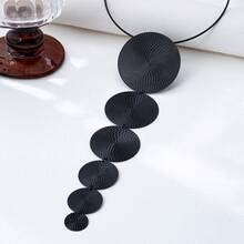 1pc Minimalist Dark Ombre Circular Pendant Necklace, Suitable For Women's Daily Wear, Personalized Styling, Luxury Party And Other Occasions - Black - View 4