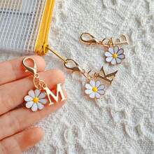 雏菊字母吊坠钥匙扣 | 男女皆宜的耐用礼物 - 送给爸爸、妈妈、老师、朋友的理想之选 - 锌合金材质，龙虾扣，完美适用于毕业典礼、婚礼、生日派对、友谊日等场合 - 彩色 - 查看 2