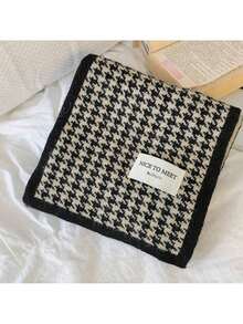 This Unisex Solid Color Knitted Scarf Is Simple, Stylish, Versatile, And Warm, Perfect For Autumn And Winter Outings. - 小格子貼標黑白 - 查看 4