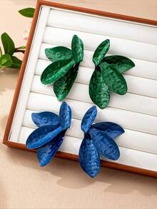 Đôi bông tai hình cánh hoa màu xanh lá cây theo phong cách rừng, với thiết kế độc đáo, sang trọng và đậm chất nghỉ dưỡng. Chúng có hình lá xanh, những cánh hoa ba chiều được cách điệu, là phụ kiện tạo nên bầu không khí hoàn hảo cho những bức ảnh bên bờ biển. - màu xanh lá - Xem 3