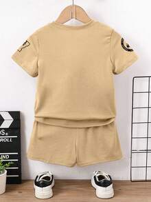 Conjunto de camiseta de manga corta con cuello redondo y estampado de letras, y pantalones cortos para niño - Caqui - Ver 2