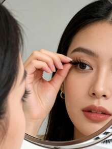 7对假睫毛，采用柔软的仿貂毛制成。它们适合作为日常妆容的自然美妆工具。 - 彩色 - 查看 2