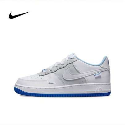  Nike Air Force 1 男女通用休闲滑板鞋，白/蓝配色，轻便低帮，适合秋冬季穿着