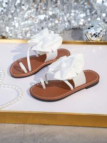 1 Pair Girls' White Flat Toe-Ring Sandals, Soft Fabric With Butterfly Decor, Slip-On Toe-Ring Design, Round Toe, Soft Non-Slip Sole, Fashion & Cute, Suitable For 3-12 Years Old Girls, Daily, Beach, Spring/Summer - White - View 2