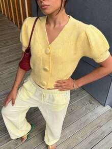 女士春夏时尚优雅都市现代海滩度假休闲简约通勤V领单排扣泡泡袖修身针织开衫；夏季上衣，女士派对开衫，女士海滩装扮，女士休闲外套，优雅派对开衫，女士度假装扮，女士休闲上衣 - 黃色 - 查看 3