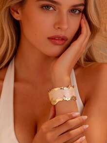 1pc Fashionable Exaggerated Creative Metallic Asymmetric Wide Bangle Chunky Jewelry, Women Everyday/Party Accessory - Gold - View 2