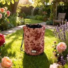 Gucci 女士粉色化妆包/洗漱包/束口包，缎面褶皱设计，时尚旅行化妆品收纳袋，可装护肤品、口红、化妆刷等日常美容必需品，便携式洗漱整理包，复古植物印花化妆包，是送给女性和女孩的理想礼物，适合日常通勤和旅行使用。 - 紅色 - 查看 2