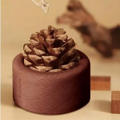 这款单包装香氛蜡烛散发着山毛榉木和松果的香气。它可以作为没有壁炉的家居装饰品、独特的车载空气清新剂，或时尚的北欧风格桌面摆件。