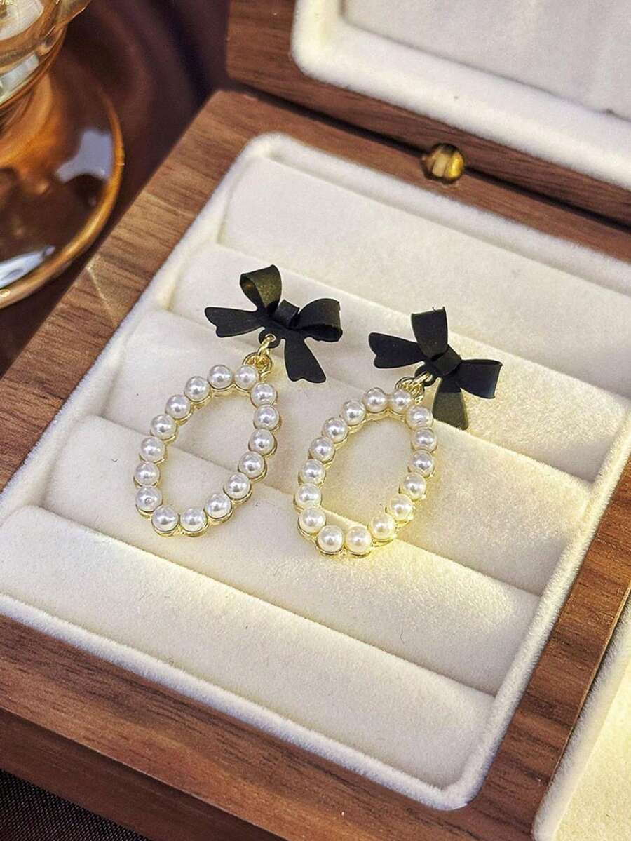 1对优雅黑色蝴蝶结珍珠耳环（女士款） - 黑與白 - 查看 1
