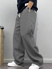 Quần thể thao nam kiểu dáng thường ngày này có thiết kế ống đứng rộng rãi, lót giữ nhiệt tạo cảm giác thoải mái và mềm mại. Phù hợp cho cả mặc trong nhà và ngoài trời, đây cũng là món quà tuyệt vời dành cho các cặp đôi. Quần được làm từ 100% vải polyester và có dây rút ở eo để điều chỉnh độ vừa vặn, có nhiều màu sắc để lựa chọn. - Màu xám đen - Xem 6
