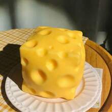 1 chiếc hình pho mát vuông sống động như thật với những lỗ nhỏ xinh và màu sắc tươi sáng. Được làm từ chất liệu đàn hồi chậm chất lượng cao, mềm mại và co giãn, thoải mái khi bóp để giảm căng thẳng. Nhỏ gọn và dễ thương để trang trí bàn làm việc, đầy thú vị. - Nhiều màu - Xem 7