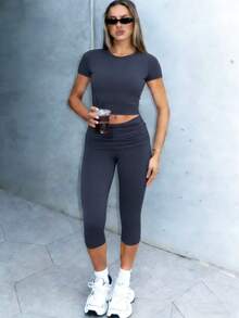 Women's Fitted Short Sleeve T-Shirt & Ruched Cropped Pants Casual 2 Piece Set - Xám than chì - Xem 3