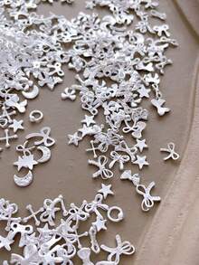 Bộ 50/100 món trang trí móng tay mini, bao gồm các mặt dây chuyền hình trăng khuyết, nơ, sao, thánh giá màu bạc, phong cách tối giản Y2K bằng kim loại, phù hợp cho nhiều mục đích tự làm phụ kiện nghệ thuật móng tay. - Nhiều màu - Xem 3