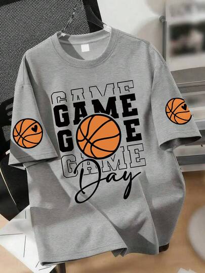 1件男童宽松圆领T恤，印有“比赛日”篮球图案，面料柔软舒适，适合日常玩耍、休闲外出以及春夏运动聚会。