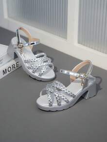 1双银色厚底女童凉鞋，亮面编织皮革鞋带设计，经典镂空搭扣装饰配水晶吊坠，简约圆头厚底防滑可爱沙滩凉鞋，适合3-15岁女孩，日常休闲、沙滩、度假、派对、春夏穿着。 - 銀色 - 查看 6