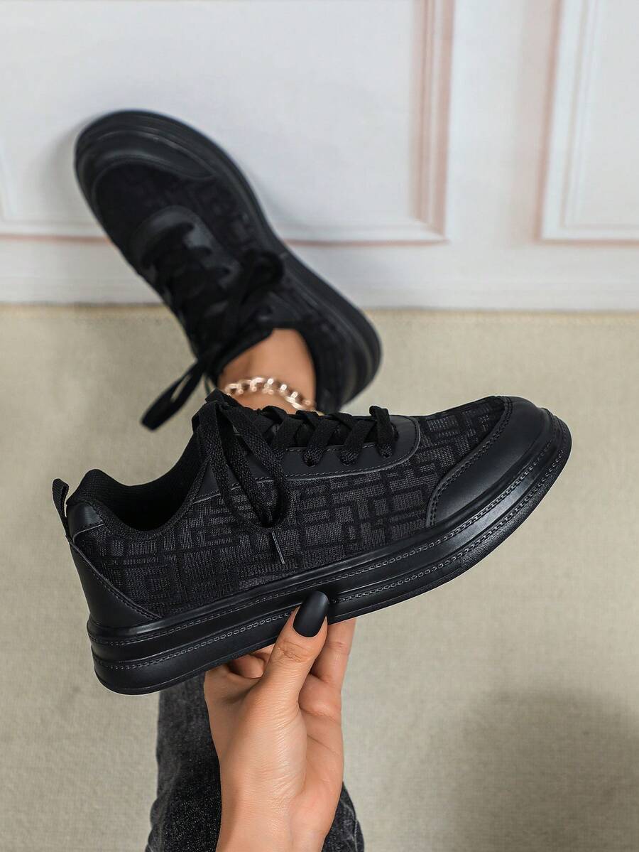 女士时尚休闲运动鞋，透气黑色网球鞋，低帮系带运动鞋，轻便舒适的滑板鞋，适合所有季节 - 黑色 - 查看 1