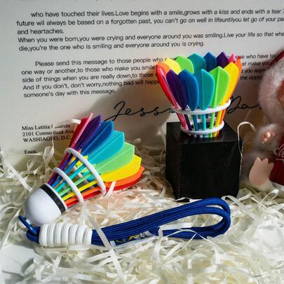 1个2026彩色羽毛羽毛球钥匙扣，背包装饰，送给男孩女孩的礼物，互动、友谊、家庭礼物，热销产品，送给男朋友、女朋友的理想礼物，生日、派对礼物，完美礼物