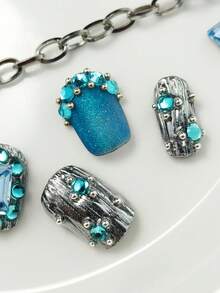 10片复古宫廷风美甲贴纸套装，包含红色、浅蓝色、白色、棕色、金色和闪光款式，饰有3D手工海星、贝壳装饰、波浪纹、3D立体花卉雕刻和银链元素，适合派对妆容和日常佩戴。套装包含免费美甲凝胶贴纸和指甲锉。美甲用品 - 霧霾藍 - 查看 4